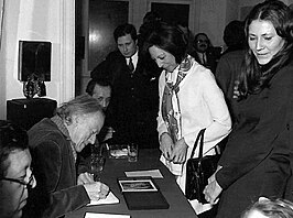 Paul Delvaux tijdens een signeersessie in Brussel (1972)