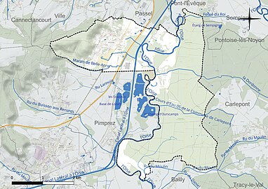 Carte en couleur présentant le réseau hydrographique de la commune