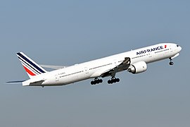 Un Boeing 777-300ER d'Air France au décollage.