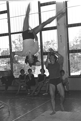 Ágnes Keleti (rechts) traint een student in 1960.