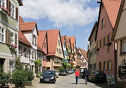 The half-timbered houses in Dinkelsbühl mostly have plastered and painted facades.