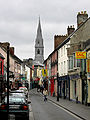 St. Peter and St. Paul Cathedral som sees over O'Connell Street i Ennis.