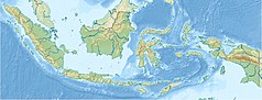 Mapa konturowa Indonezji, na dole po lewej znajduje się czarny trójkącik z opisem „Wulkan Krakatau”