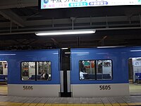 LED照明を導入した車両（5605・右側）と蛍光灯照明（5606・左側）（尼崎駅にて）