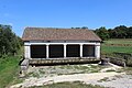 Le lavoir au bord de la Tenise.