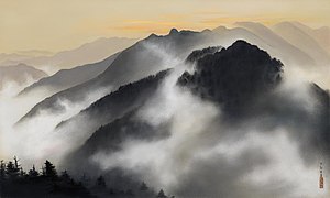 Peinture d'un paysage de montagne. Les flancs de la montage sont dans la pénonbre, une brume blanche s'élève.