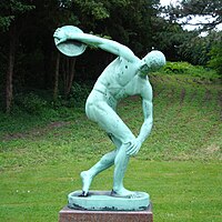 Statue af en diskoskaster, Discobolus, i Botanisk Have i København, der er kopi af en antik statue lavet af Myron ca. 430 f.Kr.