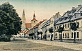 Blick auf den Marktplatz von Norden nach Süden zur Stadtkirche Mariä Himmelfahrt (rechts: Turm des Rathauses; links: Stadtpark)