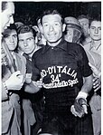 Giovanni Pinarello (senare grundare av cykelmärket Pinarello som använts av flera Grand Tour-vinnare) i Maglia nera 1951. Den siste att bli sist.