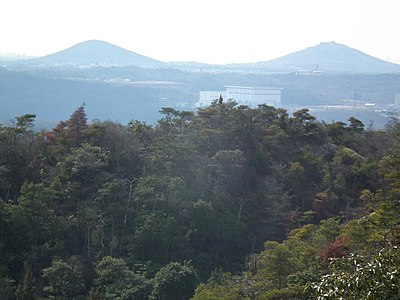 雌岡山・雄岡山（神戸市北区淡河町 シビレ山麓より）