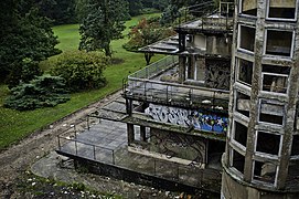 Vue partielle d'une aile désaffectée du sanatorium, faisant ressortir la structure en béton armé.