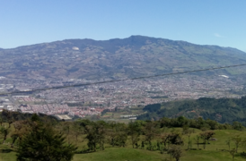 Vista de la Ciudad de Cartago desde el sector de la Cangreja, con el Volcán Irazú de fondo