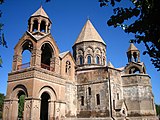 Kathedrale von Etschmiadsin. Kirchen mit kegelförmigen Kuppeln sind charakteristisch für Armenien und Georgien