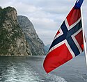 Vlag van Noorweë met 'n fjord in die agtergrond