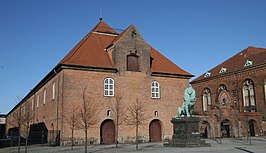 Het Oorlogsmuseum met de inmiddels verwijderde Leeuw van Idstedt, 2007.