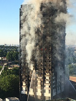 Grenfell Tower aamulla 14. kesäkuuta 2017.