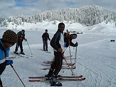 Skieurs sur les pistes de la station de Gulmarg.