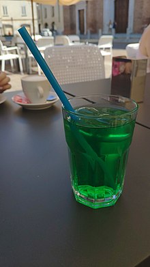 Un bicchiere di acqua e menta