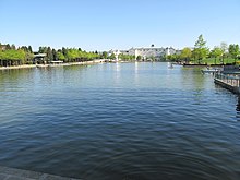 Klidné umělé jezero, v pozadí hotel.