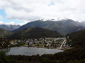 Panorama grada u planinama