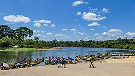 Atjoni, de aanlegplaats bij Pokigron, van waaruit veel reizen over de Boven-Suriname vertrekken.