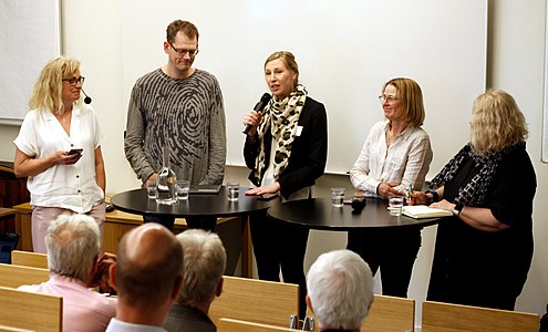 Panelen under Wikipediadagen. Panelen leddes av Elza Dunkels (styrelsemedlem i Wikimedia Sverige, forskare på Umeå universitet) och bestod av Björn Hagström (expert på öppna data), Lina Eidmark (kommunikationsspecialist på Utrikesministeriet), Brit Stakston (styrelsemedlem i Wikimedia Sverige, debattör och PR-expert), samt Karin Grönvall (Överbibliotekarie på SLU, nu Riksbibliotekarie på Kungliga biblioteket).