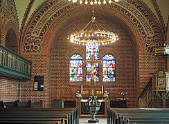 Innenraum mit Altar, Kanzel und Taufbecken