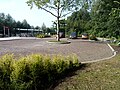 Gezicht op de rotonde aan het einde van de weg naar het station. Achter de geparkeerde auto's stond vroeger het stationsgebouw. Rechts de fietsroute naar Grijpskerk. Links het station.