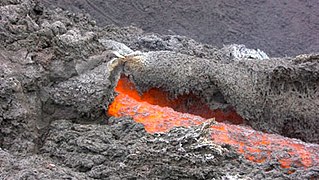 溶岩洞を流れる溶岩、パカヤ火山