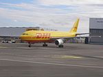 DHL-plan står parkerat vid Landvetters fraktterminal.