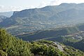 Die Straße in der Berglandschaft an der Nordseite des Passes, im Hintergrund das Bergbaustädtchen Krraba