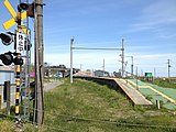 設備が撤去された仙石線東名駅。奥は県道奥松島松島公園線跨線橋（2013年5月）