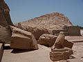 El coloso colapsado del Gran Templo supuestamente cayó durante un terremoto poco después de su construcción. Al trasladar el templo se decidió dejarlo ya que faltaba el rostro.