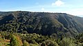 Por riba do pregamento estivo presente un pregamento anticlinal, agora desaparecido pola erosión e que fixo que se poida ver.