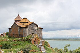 Le monastère de Hayravank, devant le lac Sevan.