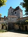 La tour de Michel de Montaigne, vue de l'enceinte du château.