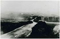 Zicht vanaf het huidige Ago's Leap op Bray Hill in 1911. Bray Hill lag toen nog buiten Douglas, de eerste bebouwing ligt ongeveer bij de huidige TT Grandstand. In 1911 maakte men zich al zorgen over de veiligheid van de stoffige maar snelle afdaling mét S-bocht aan het einde