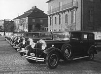 Hyrbilar av modell Packard Eight från Freys Hyrverk på Nobelgatan i Diplomatstaden i Stockholm, mellan 1930 och 1934. Det mellersta huset är Bünsowska villan.