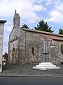 L'église Saint-Romain et le monument aux morts.