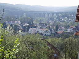 Vy över Niedernhausen med Theißtalbrücke i bakgrunden.