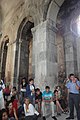 Visiteurs dans le monastère