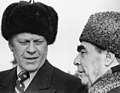 Gerald Ford e Leonid Brezhnev usando gorros em 1974