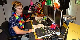 Bakker in de radiostudio van Sleutelstad in Leiden