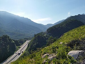 미시령옛길에서 내려다 본 미시령동서관통도로(영동측). 교통사고가 자주 발생하는 미시령터널 하행선(속초방향) 입구에서 미시령톨게이트로 내려 가는 내리막길에서 강원지방경찰청은 '구간과속단속'을 시행하고 있다. 단속구간의 길이는 7.1km이며, 제한속도는 60km/h이다.[2]