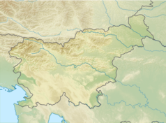 Mapa konturowa Słowenii, blisko lewej krawiędzi nieco u góry znajduje się czarny trójkącik z opisem „Kanin”