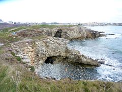 Plogoff : grottes dans la falaise près de Keringar