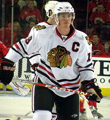 Photographie de Toews avec le maillot blanc des Blackhawks de Chicago