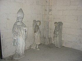 Statues d'évêque et personnages, autrefois situés à l'extérieur, au niveau du triforium.