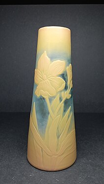 Vase en verre multicouche, décor gravé à l'acide et à la roue, signé Muller Croismare, vers 1900.