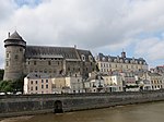 Le Vieux-Château vu des quais de la Mayenne, avec le Château-Neuf en prolongement.